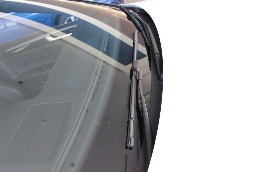 フォルクスワーゲンの多くの車は、ワイパーの付け根がボンネットより低く取り付けられています。